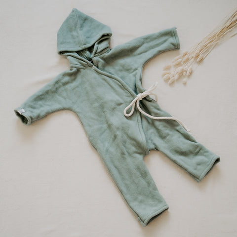 Jumper Overall mit Armen und Füßen zum Umklappen für Dein Baby oder Kind in Green Smoothie (Grün) mit bereits zugeschnittenem Stoff und dazu passenden Kurzwaren zum selbst nähen von FINO & Stitch; Nähpaket als besondere Geschenkidee / Weihnachtsgeschenk / Geburtstagsgeschenk / Geburtsgeschenk / Geschenk zur Geburt