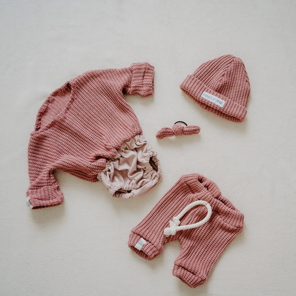 Strick Pullover mit praktischem Body für Dein Baby oder Kind in Raspberry (Beere) mit bereits zugeschnittenem Stoff und dazu passenden Kurzwaren zum selbst nähen von FINO & Stitch; Nähpaket als besondere Geschenkidee / Weihnachtsgeschenk / Geburtstagsgeschenk / Geburtsgeschenk / Geschenk zur Geburt