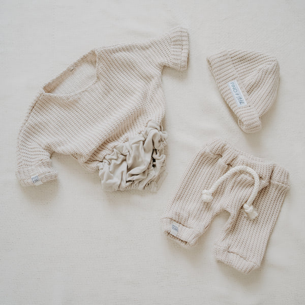 Füßchen bzw. Söckchen für Dein Baby oder Kind in Latte Macchiato (Beige) mit bereits zugeschnittenem Stoff und dazu passenden Kurzwaren zum selbst nähen von FINO & Stitch; Nähpaket als besondere Geschenkidee / Weihnachtsgeschenk / Geburtstagsgeschenk / Geburtsgeschenk / Geschenk zur Geburt