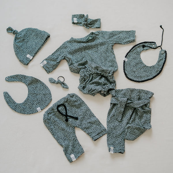 Jersey Haargummi Set als Accessoire für Dein Baby oder Kind in Black & White, Delicious Cream und Wild Leo (Schwarz und Weiß, Creme, grüner Leoprint) mit bereits zugeschnittenem Stoff und dazu passenden Kurzwaren zum selbst nähen von FINO & Stitch; Nähpaket als besondere Geschenkidee / Weihnachtsgeschenk / Geburtstagsgeschenk / Geburtsgeschenk / Geschenk zur Geburt