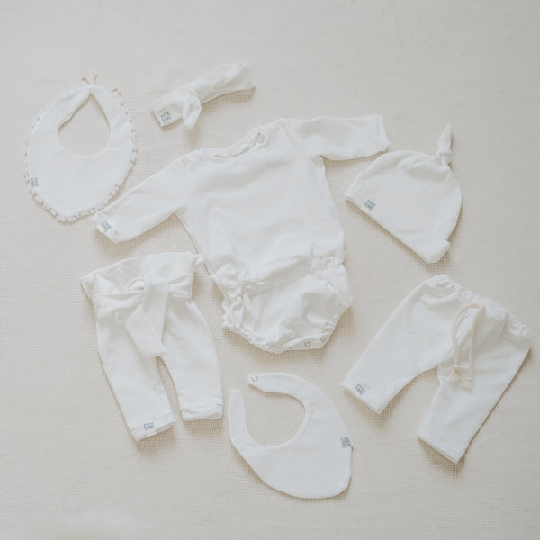 Paperbag Hose für Dein Baby oder Kind in Delicious Cream (Creme) mit bereits zugeschnittenem Stoff und dazu passenden Kurzwaren zum selbst nähen von FINO & Stitch – cooler als jede Pumphose; Nähpaket als besondere Geschenkidee / Weihnachtsgeschenk / Geburtstagsgeschenk / Geburtsgeschenk / Geschenk zur Geburt