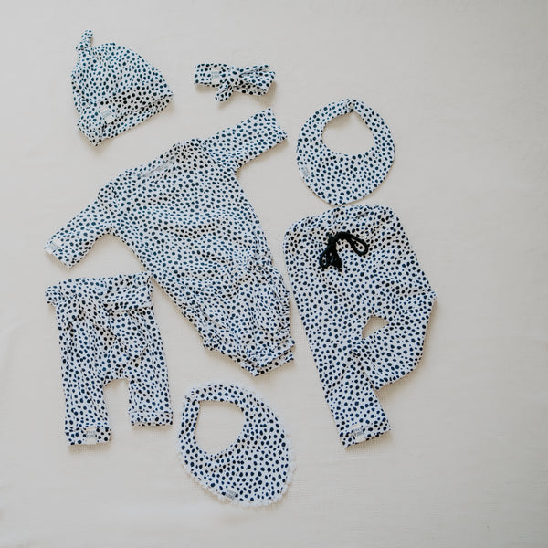 Füßchen bzw. Söckchen für Dein Baby oder Kind in Black & White (Schwarz & Weiß) mit bereits zugeschnittenem Stoff und dazu passenden Kurzwaren zum selbst nähen von FINO & Stitch; Nähpaket als besondere Geschenkidee / Weihnachtsgeschenk / Geburtstagsgeschenk / Geburtsgeschenk / Geschenk zur Geburt