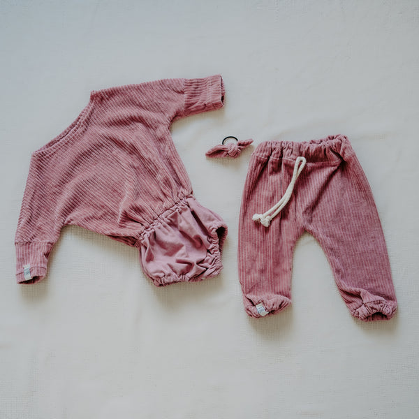 Cord Pullover mit praktischem Body für Dein Baby oder Kind in Wild Berry (Beere) mit bereits zugeschnittenem Stoff und dazu passenden Kurzwaren zum selbst nähen von FINO & Stitch; Nähpaket als besondere Geschenkidee / Weihnachtsgeschenk / Geburtstagsgeschenk / Geburtsgeschenk / Geschenk zur Geburt