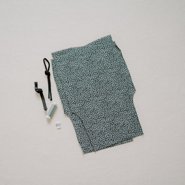 Pants Hose für Dein Baby oder Kind in Wild Leo (grüner Leoprint) mit bereits zugeschnittenem Stoff und dazu passenden Kurzwaren zum selbst nähen von FINO & Stitch – cooler als jede Pumphose; Nähpaket als besondere Geschenkidee / Weihnachtsgeschenk / Geburtstagsgeschenk / Geburtsgeschenk / Geschenk zur Geburt