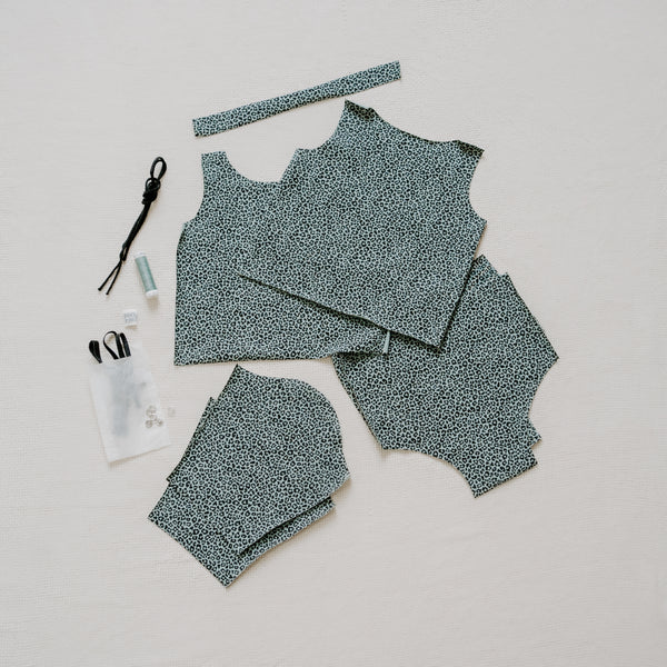 Longshirt Pullover mit praktischem Body für Dein Baby oder Kind in Wild Leo (grüner Leoprint) mit bereits zugeschnittenem Stoff und zum Langarmshirt passenden Kurzwaren zum selbst nähen von FINO & Stitch; Nähpaket als besondere Geschenkidee / Weihnachtsgeschenk / Geburtstagsgeschenk / Geburtsgeschenk / Geschenk zur Geburt
