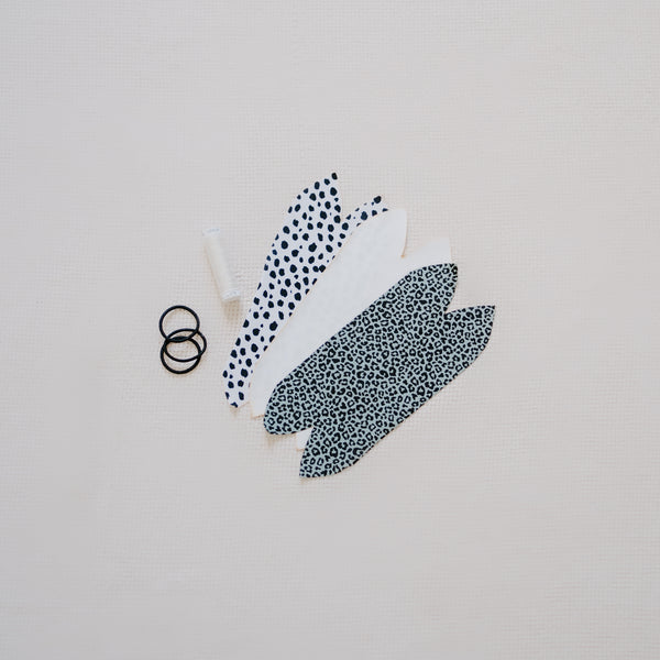 Jersey Haargummi Set als Accessoire für Dein Baby oder Kind in Black & White, Delicious Cream und Wild Leo (Schwarz und Weiß, Creme, grüner Leoprint) mit bereits zugeschnittenem Stoff und dazu passenden Kurzwaren zum selbst nähen von FINO & Stitch; Nähpaket als besondere Geschenkidee / Weihnachtsgeschenk / Geburtstagsgeschenk / Geburtsgeschenk / Geschenk zur Geburt