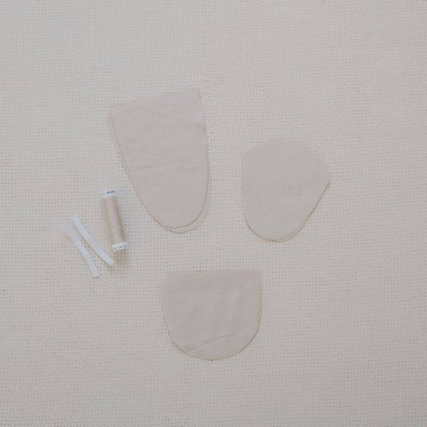 Füßchen bzw. Söckchen für Dein Baby oder Kind in Latte Macchiato (Beige) mit bereits zugeschnittenem Stoff und dazu passenden Kurzwaren zum selbst nähen von FINO & Stitch; Nähpaket als besondere Geschenkidee / Weihnachtsgeschenk / Geburtstagsgeschenk / Geburtsgeschenk / Geschenk zur Geburt