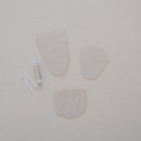 Füßchen bzw. Söckchen für Dein Baby oder Kind in Latte Macchiato (Beige) mit bereits zugeschnittenem Stoff und dazu passenden Kurzwaren zum selbst nähen von FINO & Stitch; Nähpaket als besondere Geschenkidee / Weihnachtsgeschenk / Geburtstagsgeschenk / Geburtsgeschenk / Geschenk zur Geburt