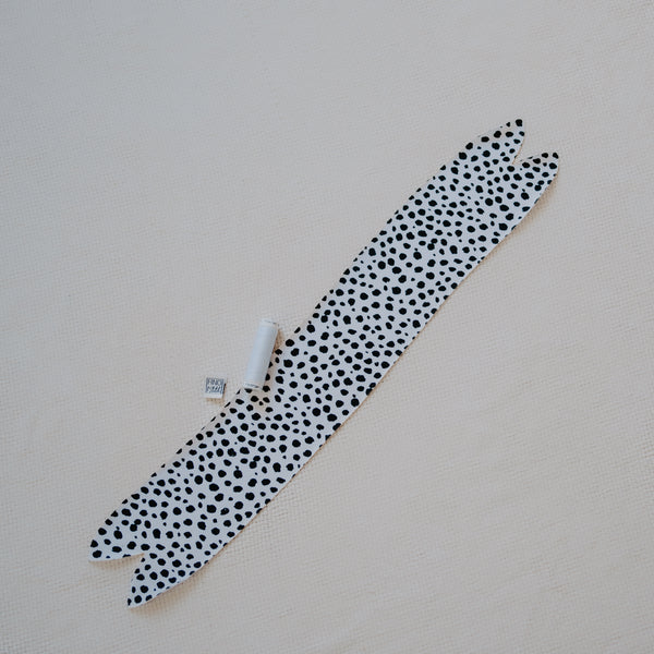 Haarband Accessoire für Dein Baby oder Kind in Black & White (Pünktchen Stoff in Schwarz und Weiß) mit bereits zugeschnittenem Stoff und dazu passenden Kurzwaren zum selbst nähen von FINO & Stitch; Nähpaket als besondere Geschenkidee / Weihnachtsgeschenk / Geburtstagsgeschenk / Geburtsgeschenk / Geschenk zur Geburt