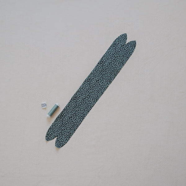 Haarband Accessoire für Dein Baby oder Kind in Wild Leo (grüner Leoprint) mit bereits zugeschnittenem Stoff und dazu passenden Kurzwaren zum selbst nähen von FINO & Stitch; Nähpaket als besondere Geschenkidee / Weihnachtsgeschenk / Geburtstagsgeschenk / Geburtsgeschenk / Geschenk zur Geburt