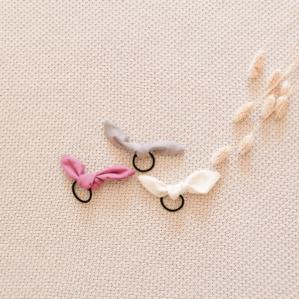 Jersey Haargummi Set als Accessoire für Dein Baby oder Kind in Vanilla Ice, Wild Berry und Lazy Elephant (Beige / Creme, Beere, Grau) mit bereits zugeschnittenem Stoff und dazu passenden Kurzwaren zum selbst nähen von FINO & Stitch; Nähpaket als besondere Geschenkidee / Weihnachtsgeschenk / Geburtstagsgeschenk / Geburtsgeschenk / Geschenk zur Geburt