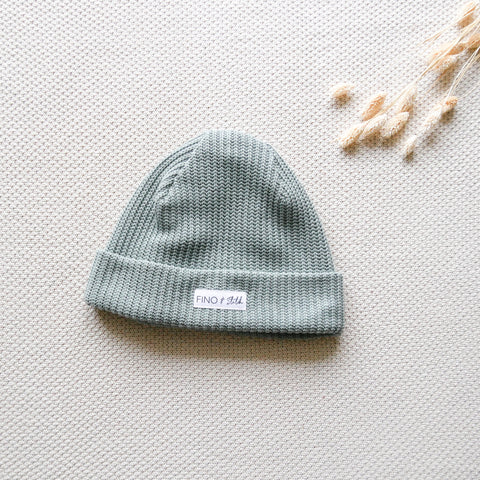 Mini-me Beanie Mütze für Papa, Mama und Dein Baby oder Kind in Dusty Mint (Grün) mit bereits zugeschnittenem Stoff und dazu passenden Kurzwaren zum selbst nähen von FINO & Stitch; Nähpaket als besondere Geschenkidee / Weihnachtsgeschenk / Geburtstagsgeschenk / Geburtsgeschenk / Geschenk zur Geburt / Vatertagsgeschenk / Muttertagsgeschenk / Vatertag / Muttertag